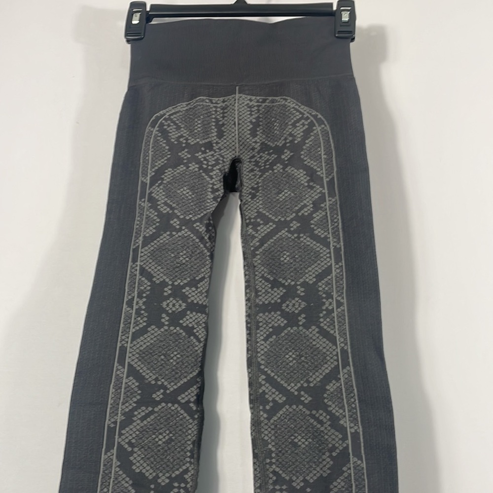 Lululemon, Ebb to street,Size 2 Grey, seamless Snake print leggings, compression - Picture 7 of 7